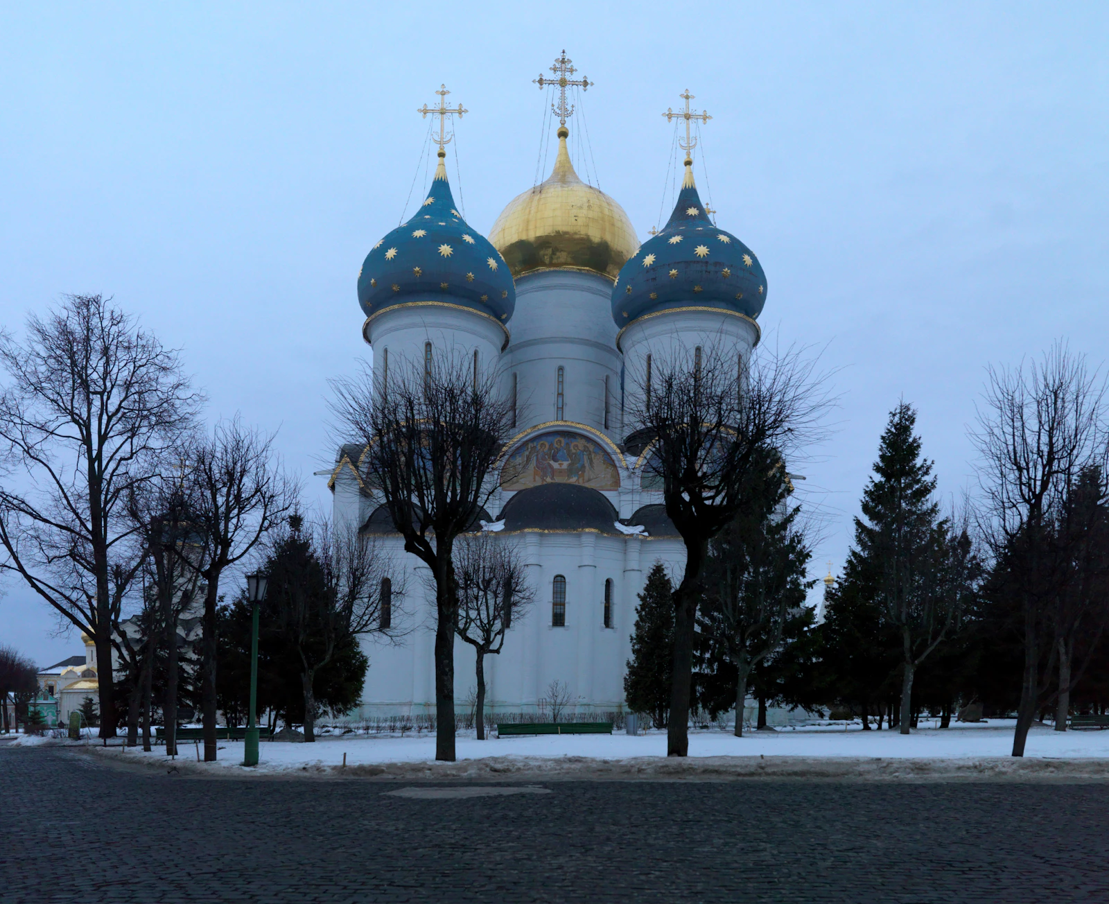 The blue and gold domes of the Assumption Cathedral in the Lavra in winter — Sergiev Posad, Russia