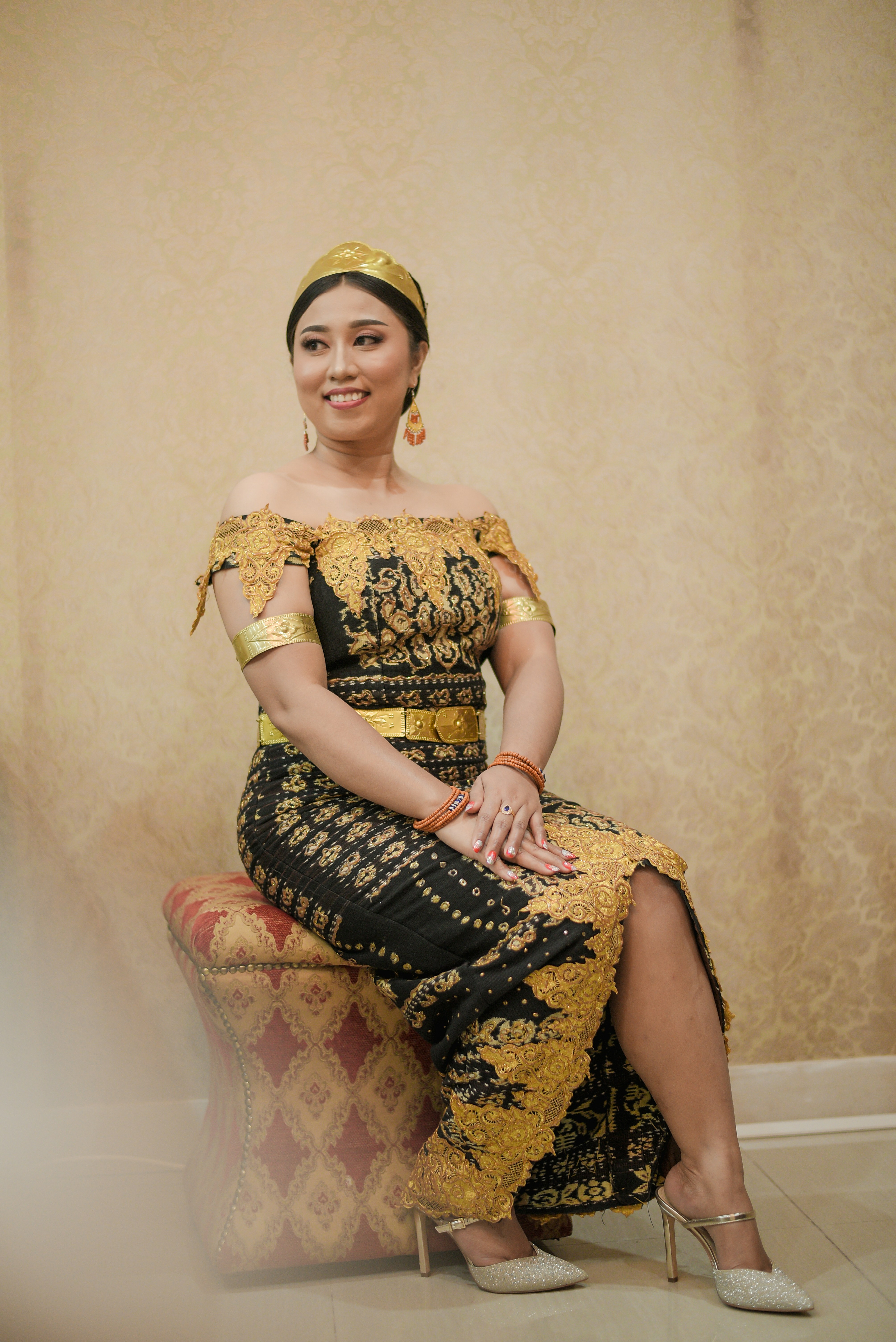 seorang wanita duduk di kursi