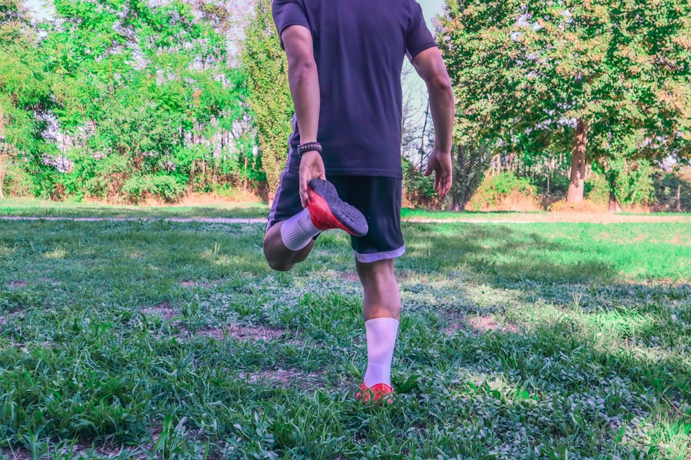 a man throwing a frisbee