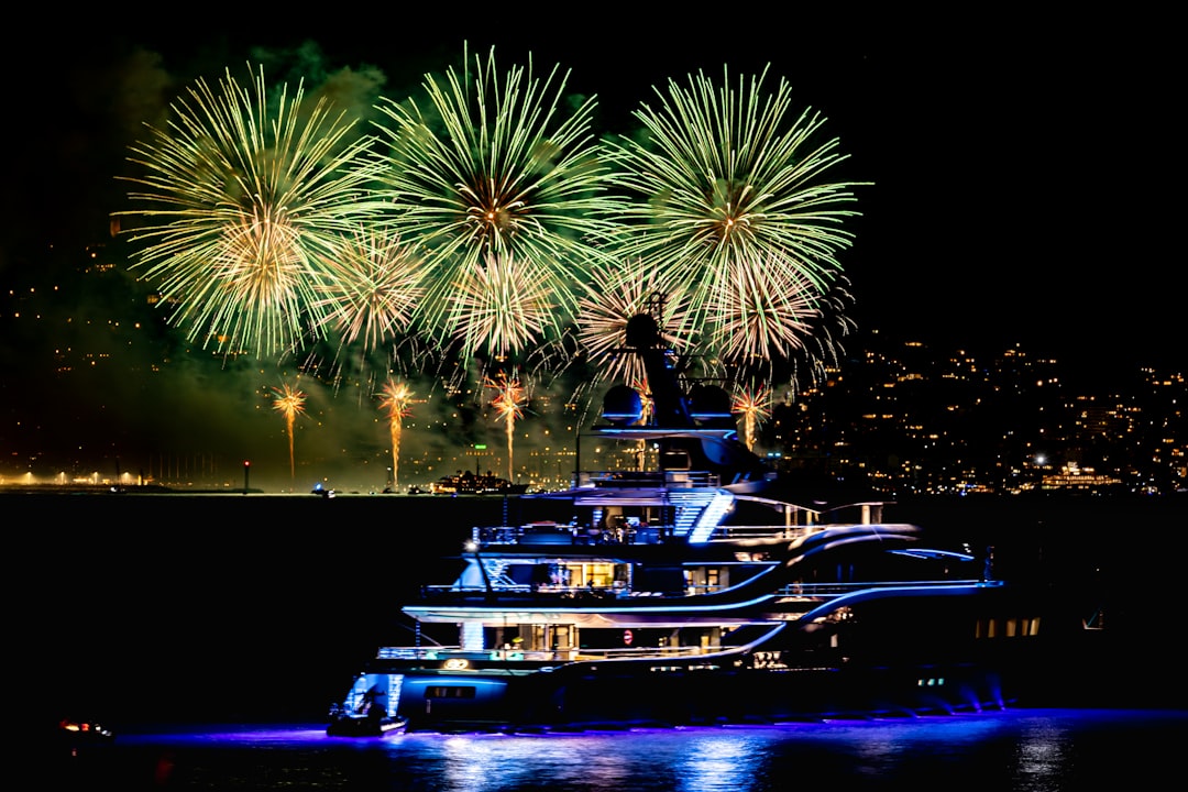 fireworks over a boat, a look at the Cannes fireworks from afar!<p></figure>uno sguardo ai fuochi d