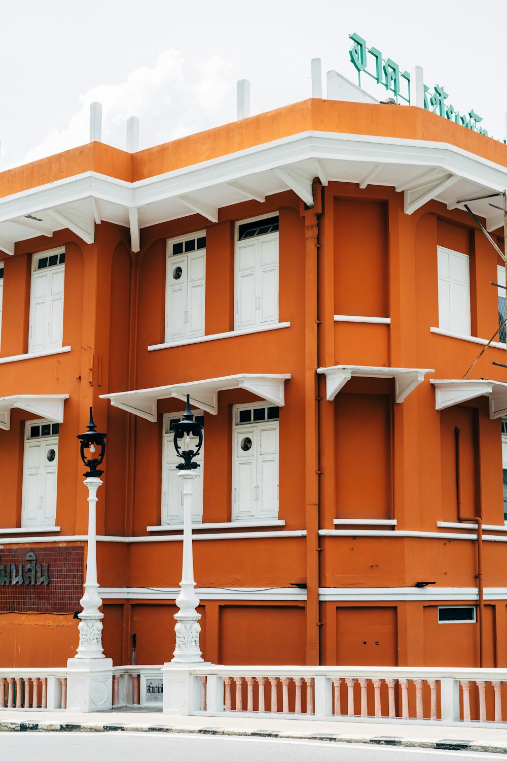 Un edificio con una tenda bianca