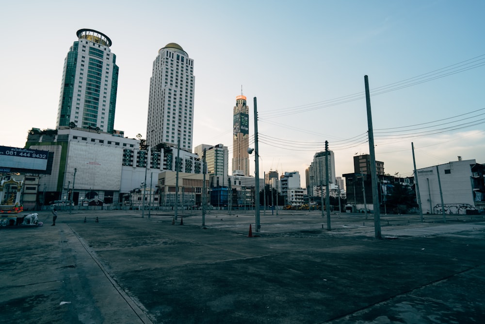 uma cidade com edifícios altos