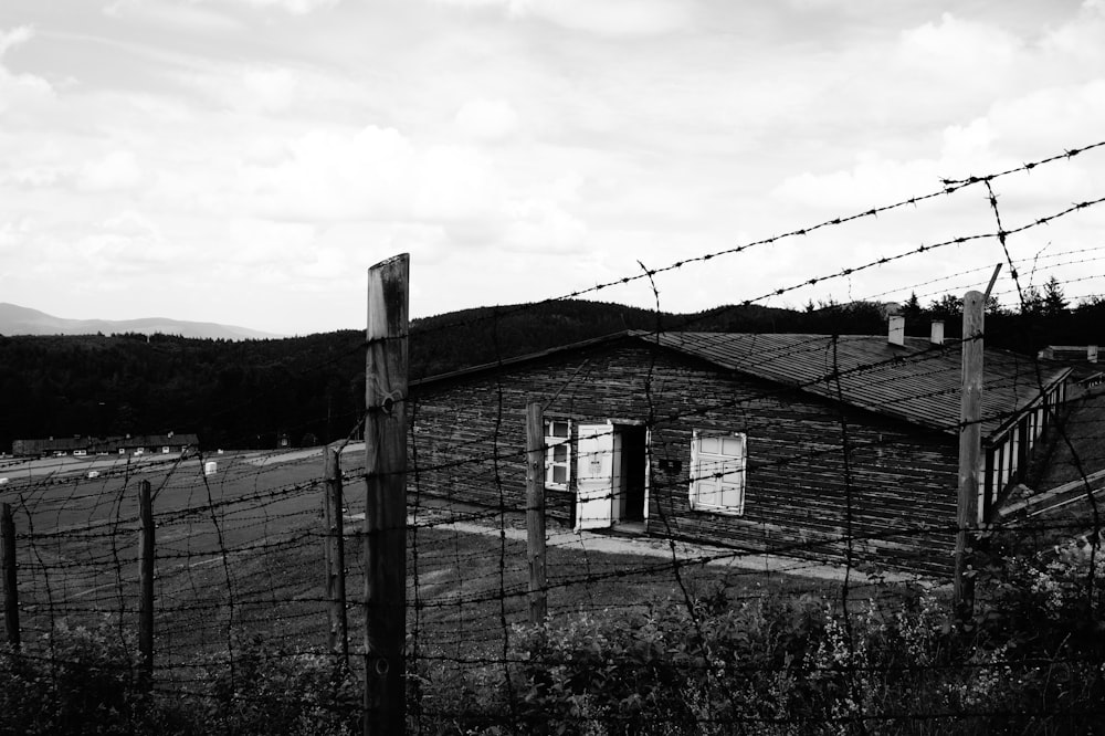 una casa de madera con una valla a su alrededor