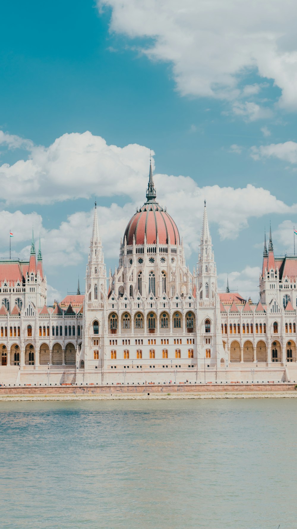 un grande edificio con un tetto a cupola con il Palazzo del Parlamento ungherese sullo sfondo