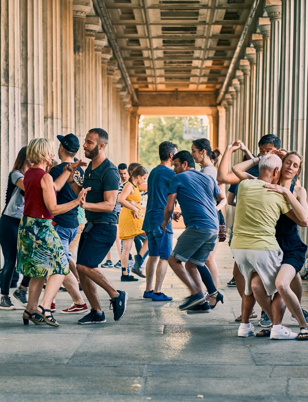 Un grupo de personas bailando