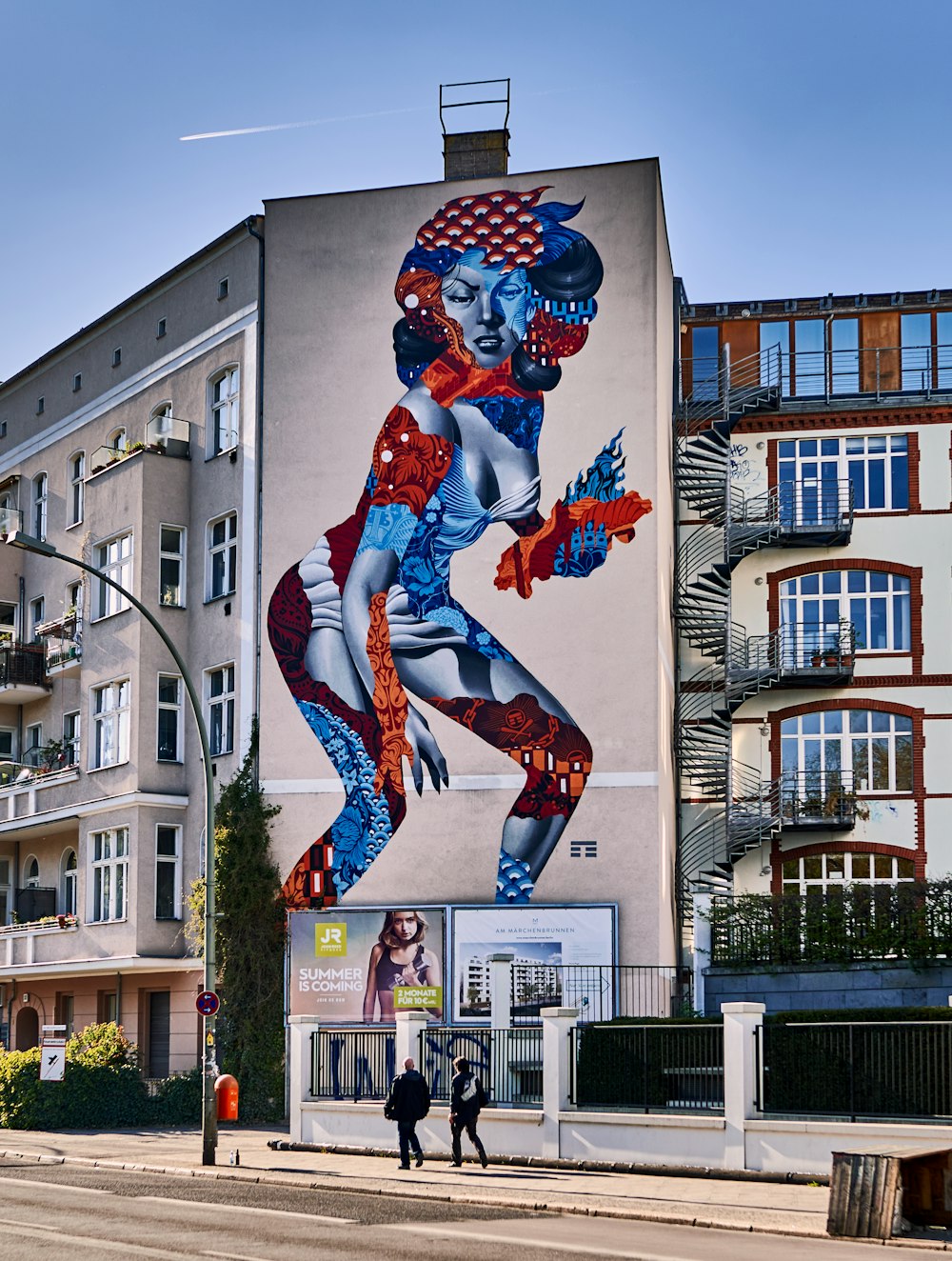 ein großes Wandgemälde einer Zeichentrickfigur auf einem Gebäude