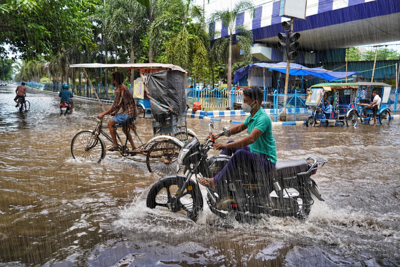 Calle inundada durante un episodio de lluvias intensas