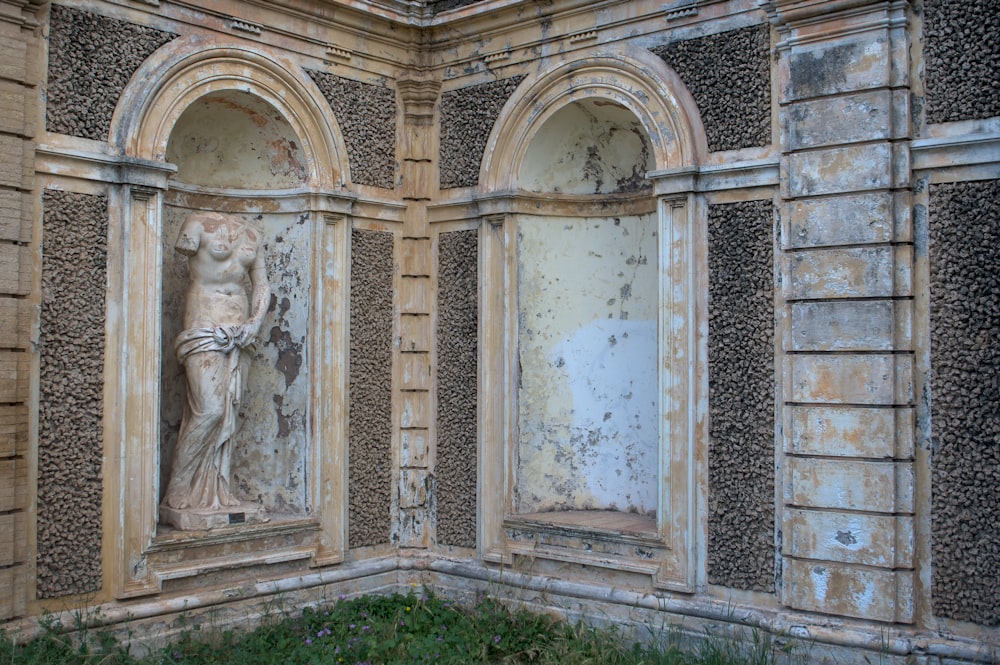 Un edificio de piedra con tallas