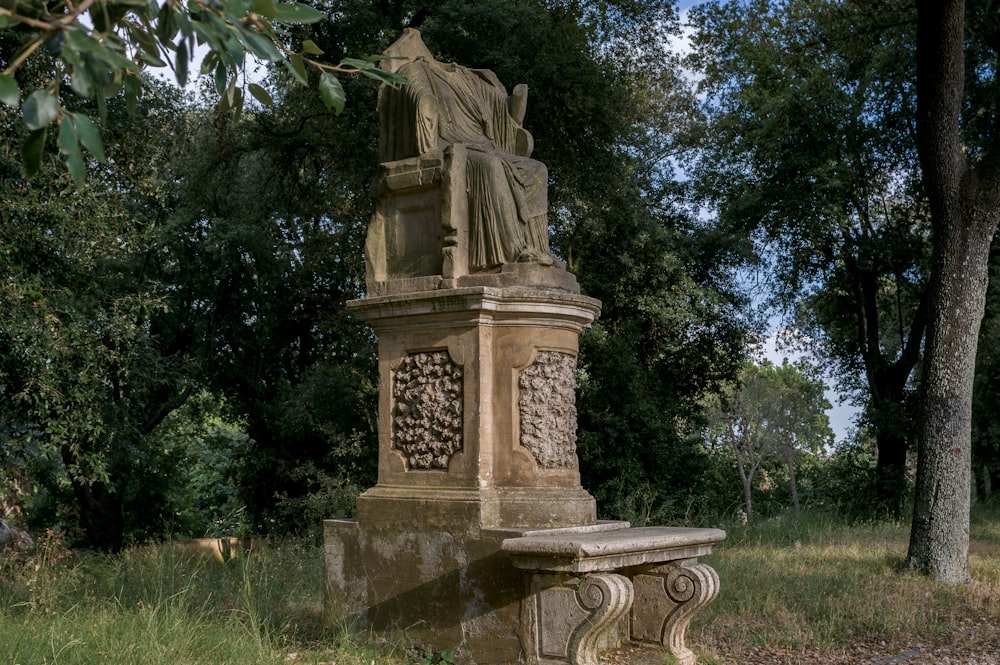 Una estatua de piedra en un parque