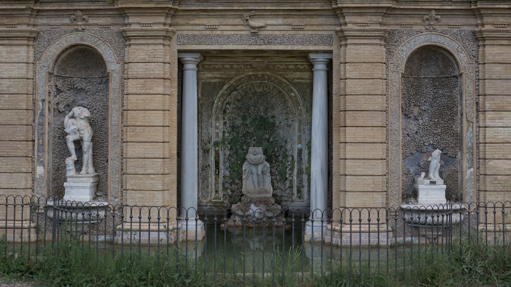 una fuente frente a un edificio