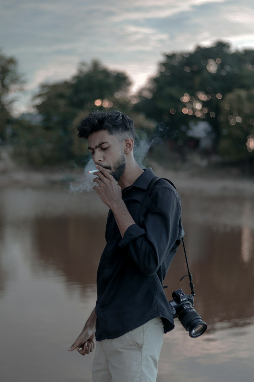 Un homme fumant une cigarette
