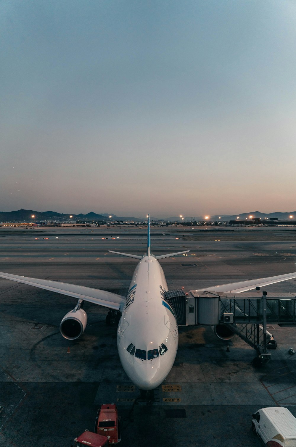 Ein Flugzeug ist an einem Flughafen geparkt