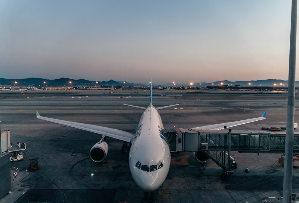 Ein Flugzeug ist an einem Flughafen geparkt