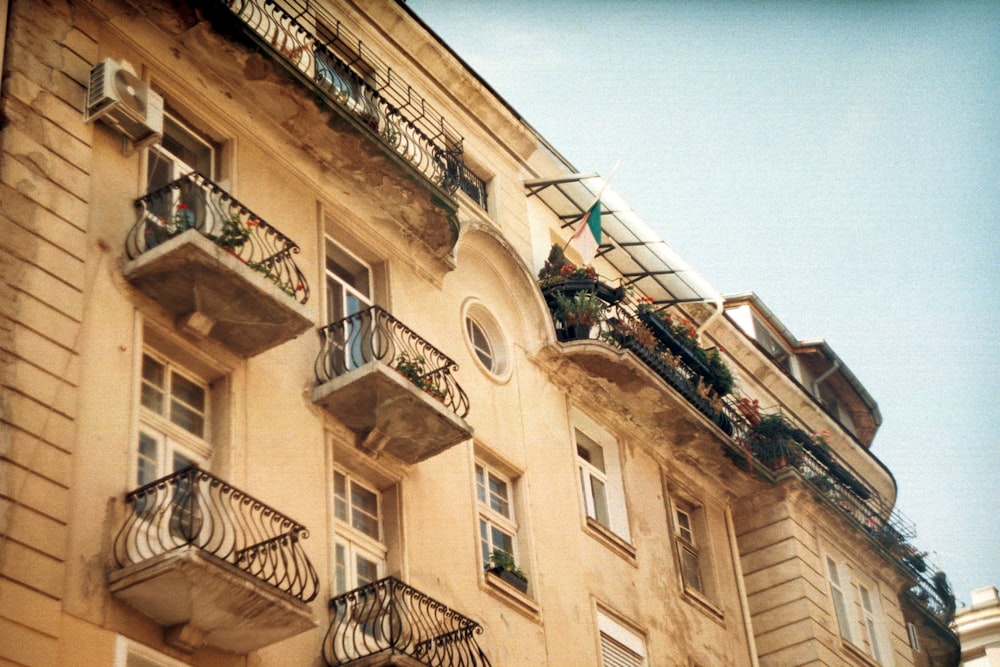 um edifício com varandas e varandas