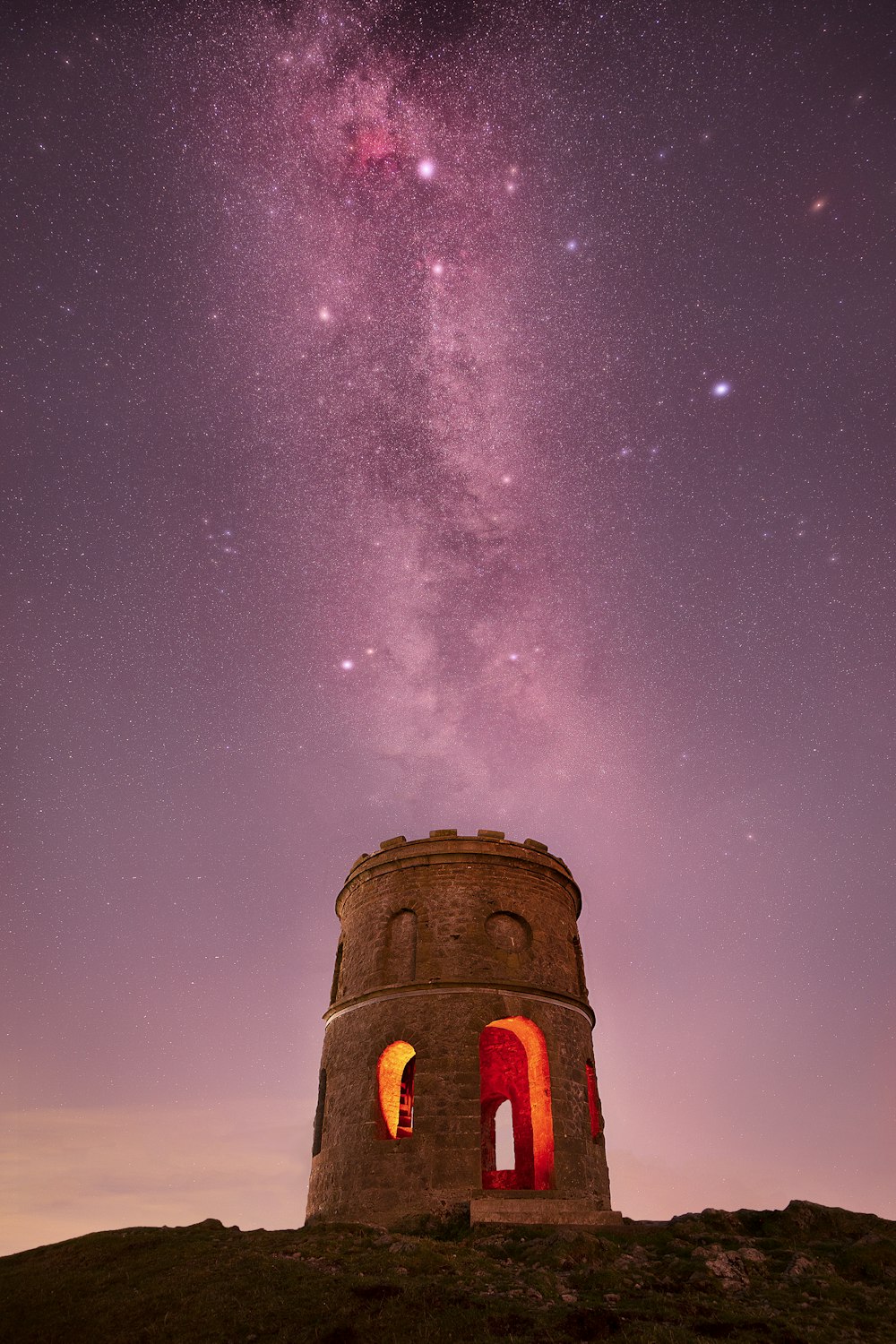 Una torre con una stella nel cielo sopra di essa