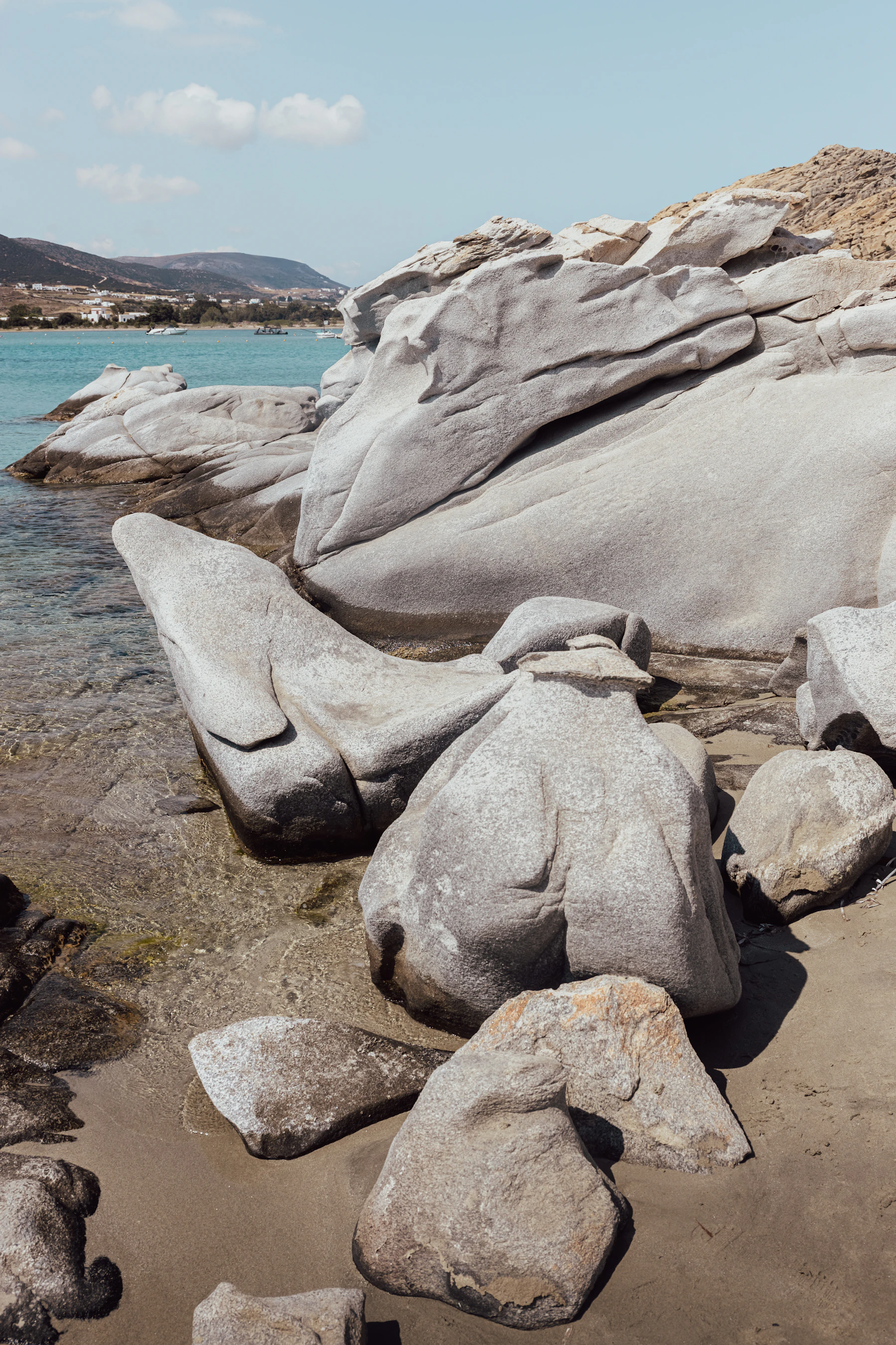 Felsige Küste von Paros mit klarem Ägäischen Meer