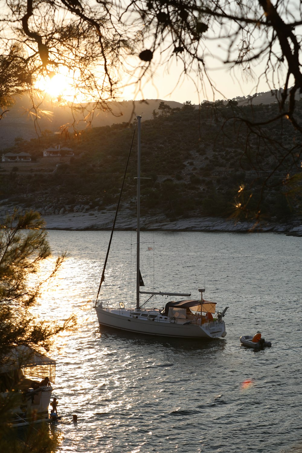 een boot tijdens zonsondergang op het water