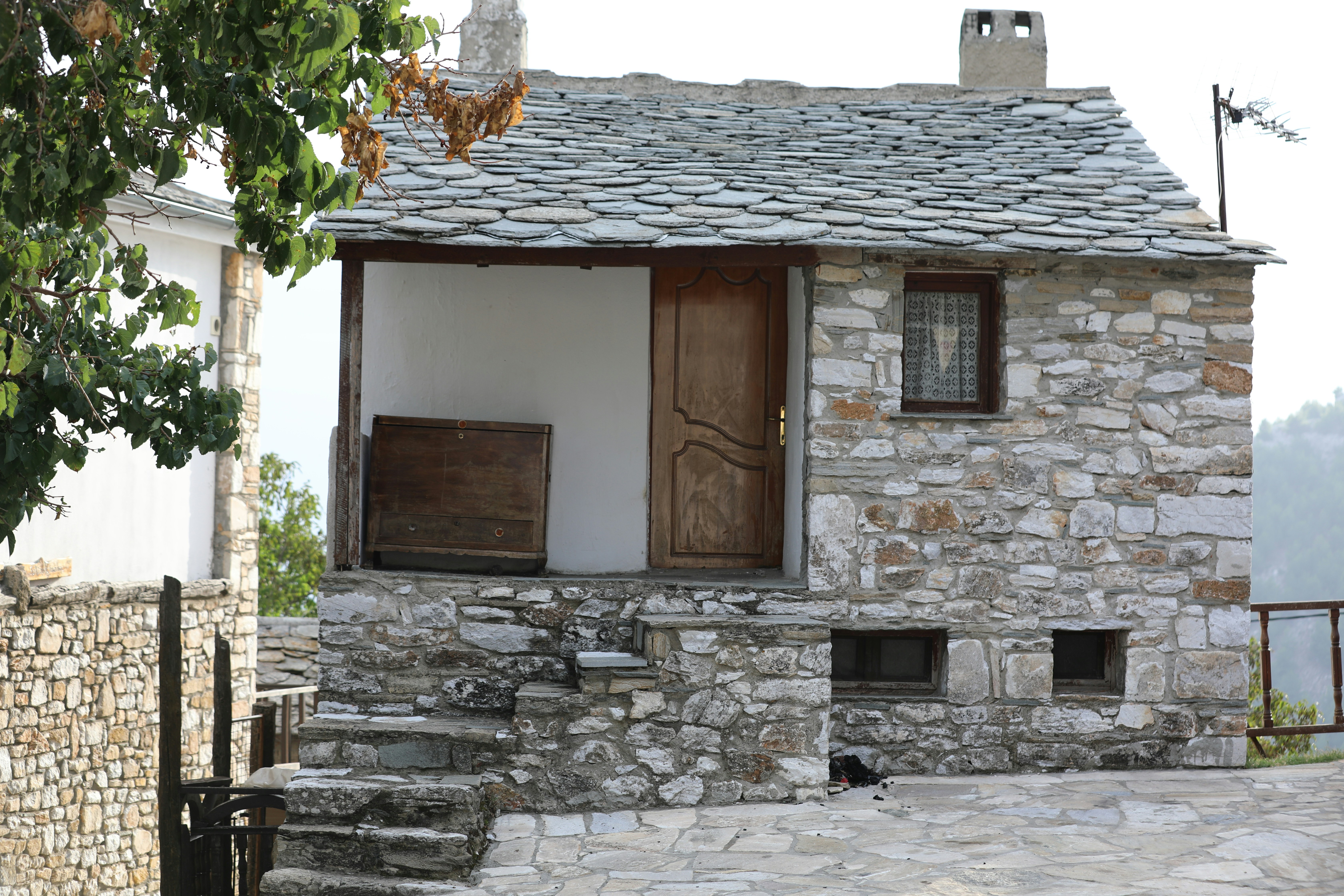 Traditionelle Steinhäuser in Berat mit markanten Fenstern