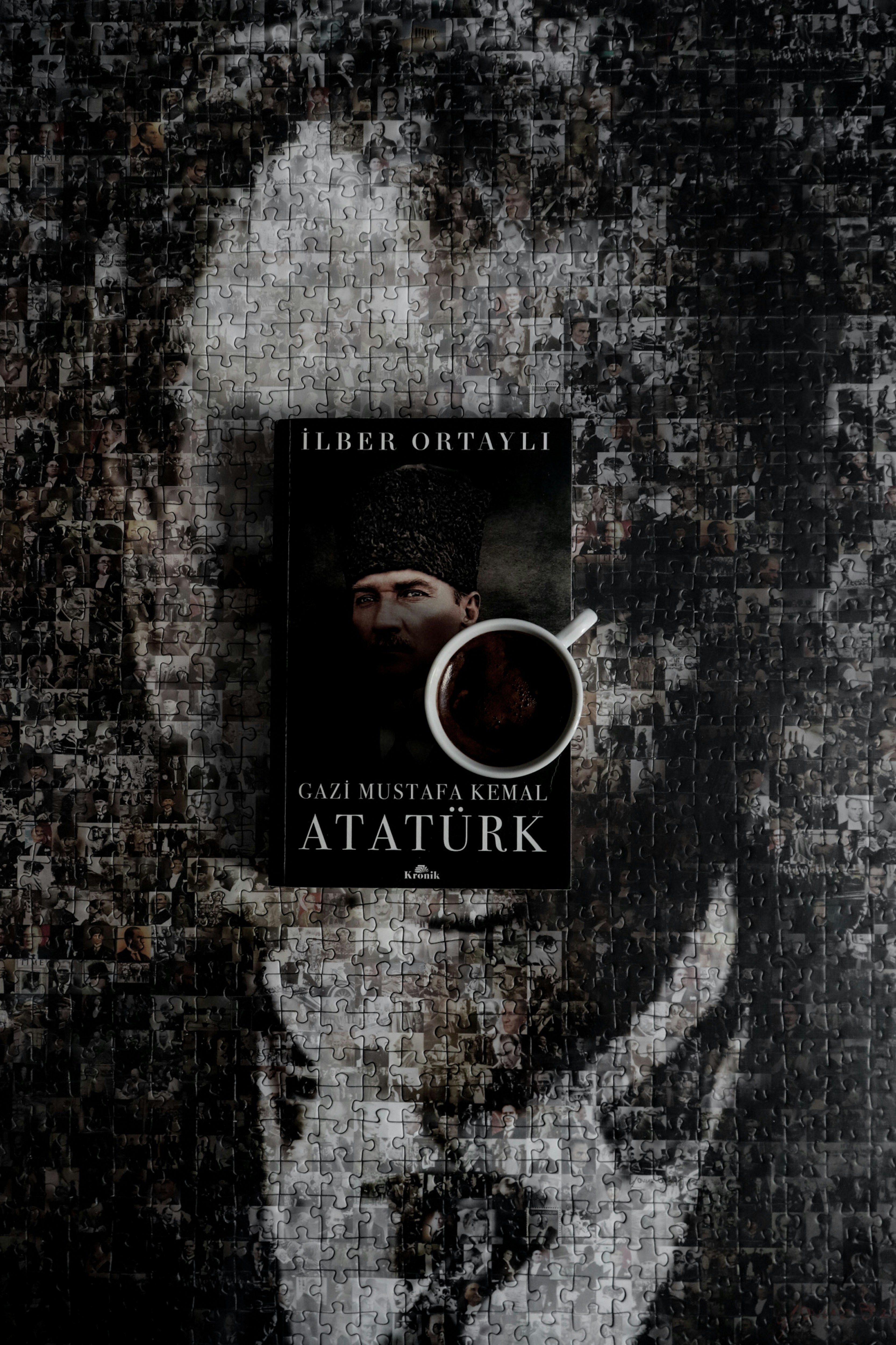 Le visage d’un homme sur une affiche en noir et blanc