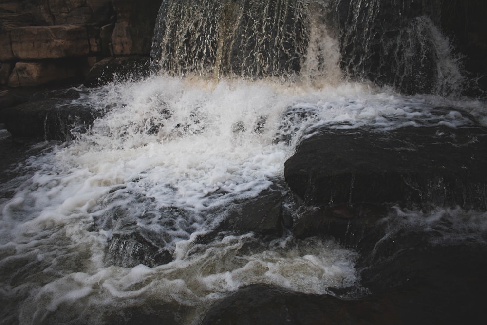 Une cascade avec des rochers