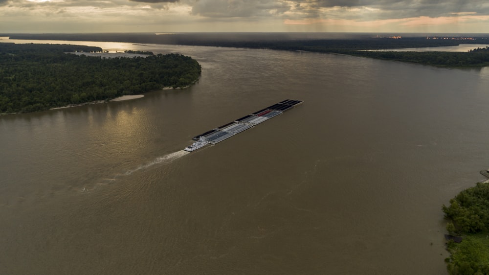 Un largo muelle en un cuerpo de agua