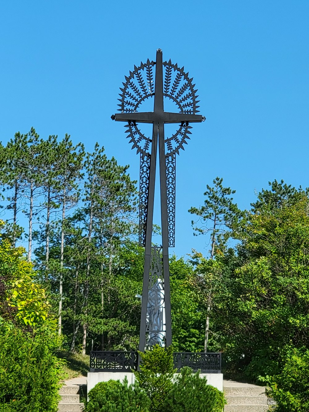 uma cruz em um poste