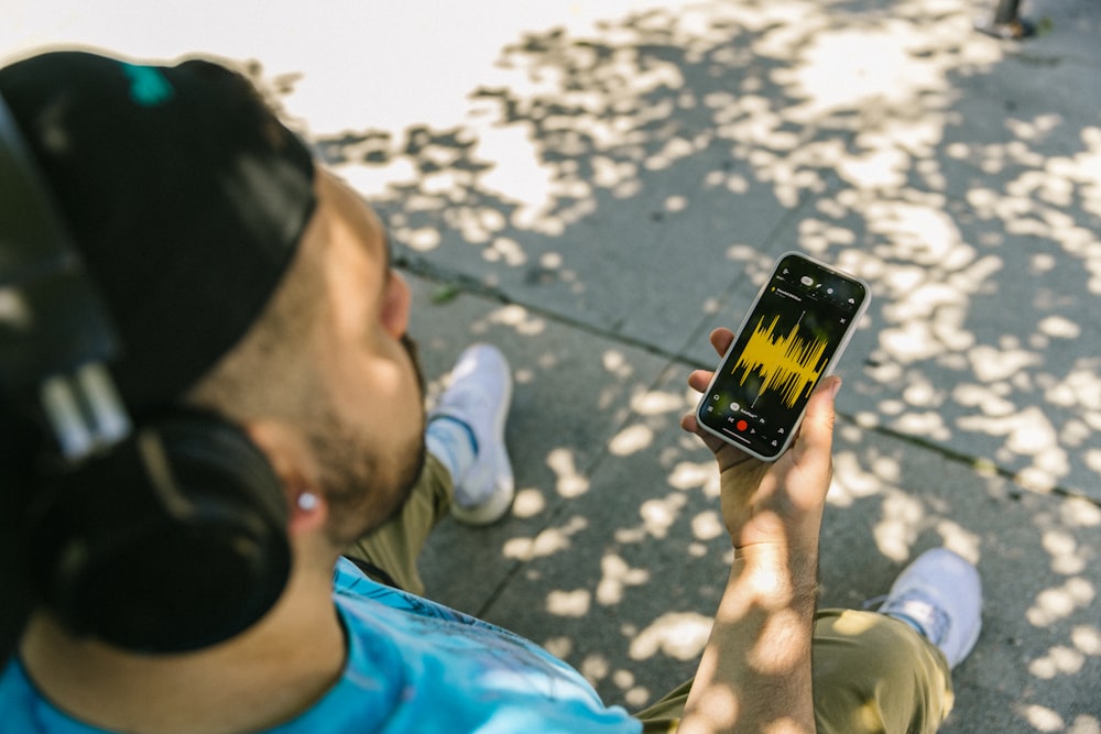 una persona que sostiene un teléfono