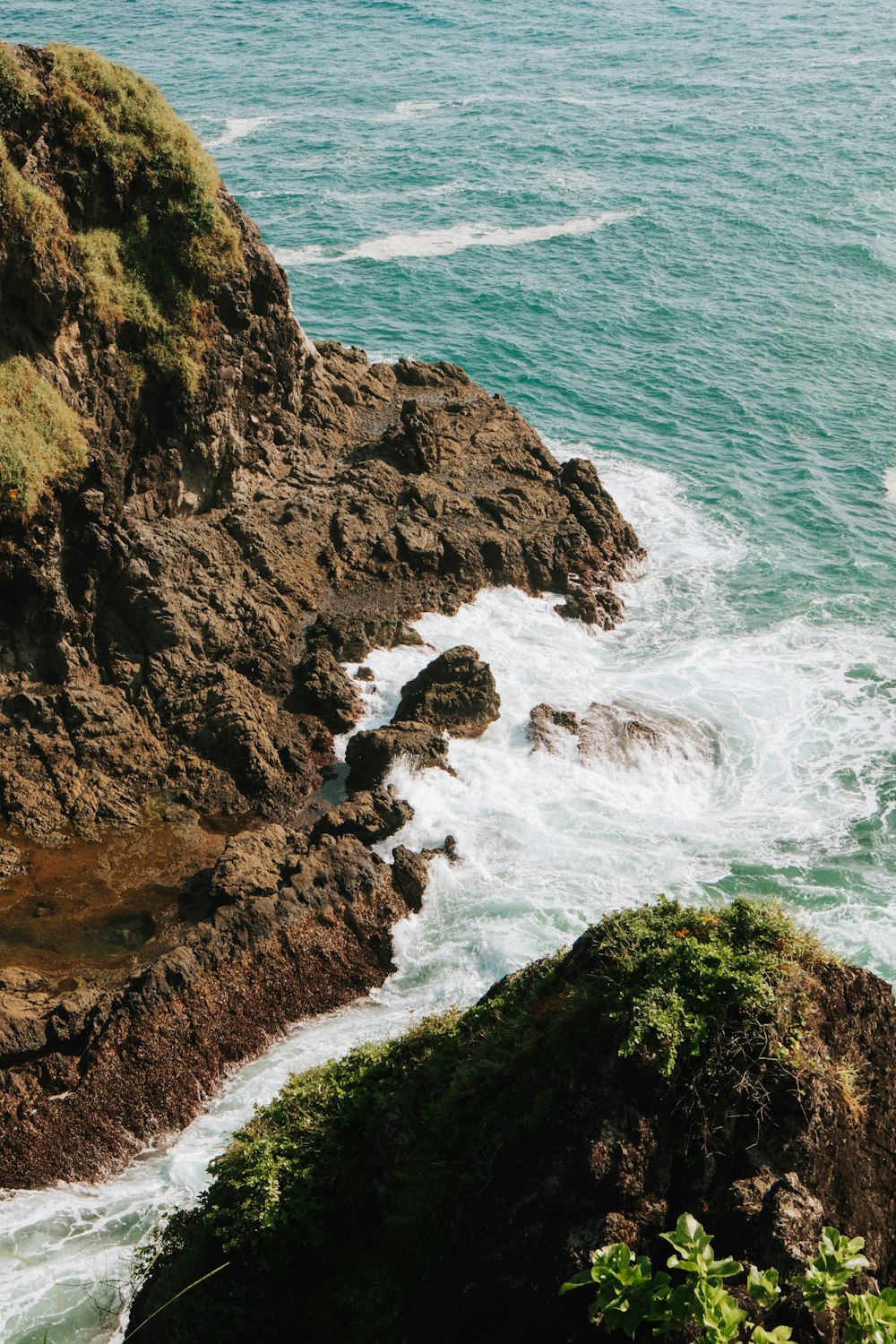 a rocky coast line