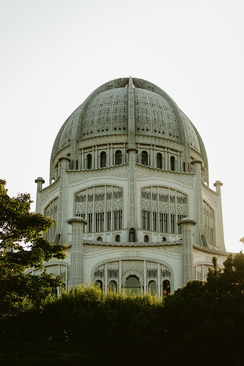 Un gran edificio blanco con una cúpula