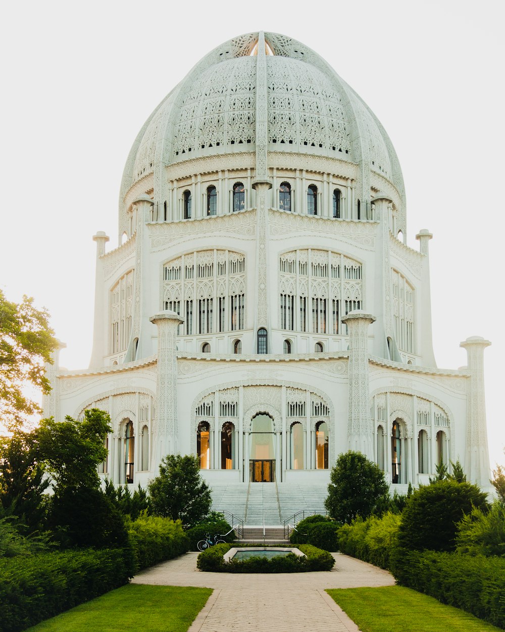 un edificio blanco con una cúpula con el Museo del Capitolio del Estado de California al fondo