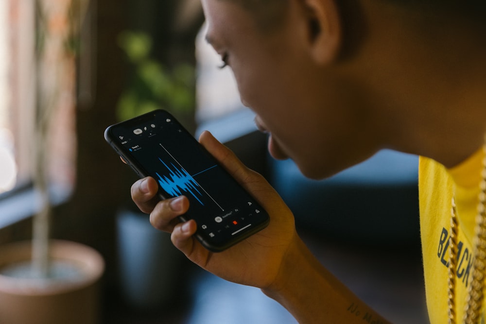 un bambino che utilizza un telefono cellulare