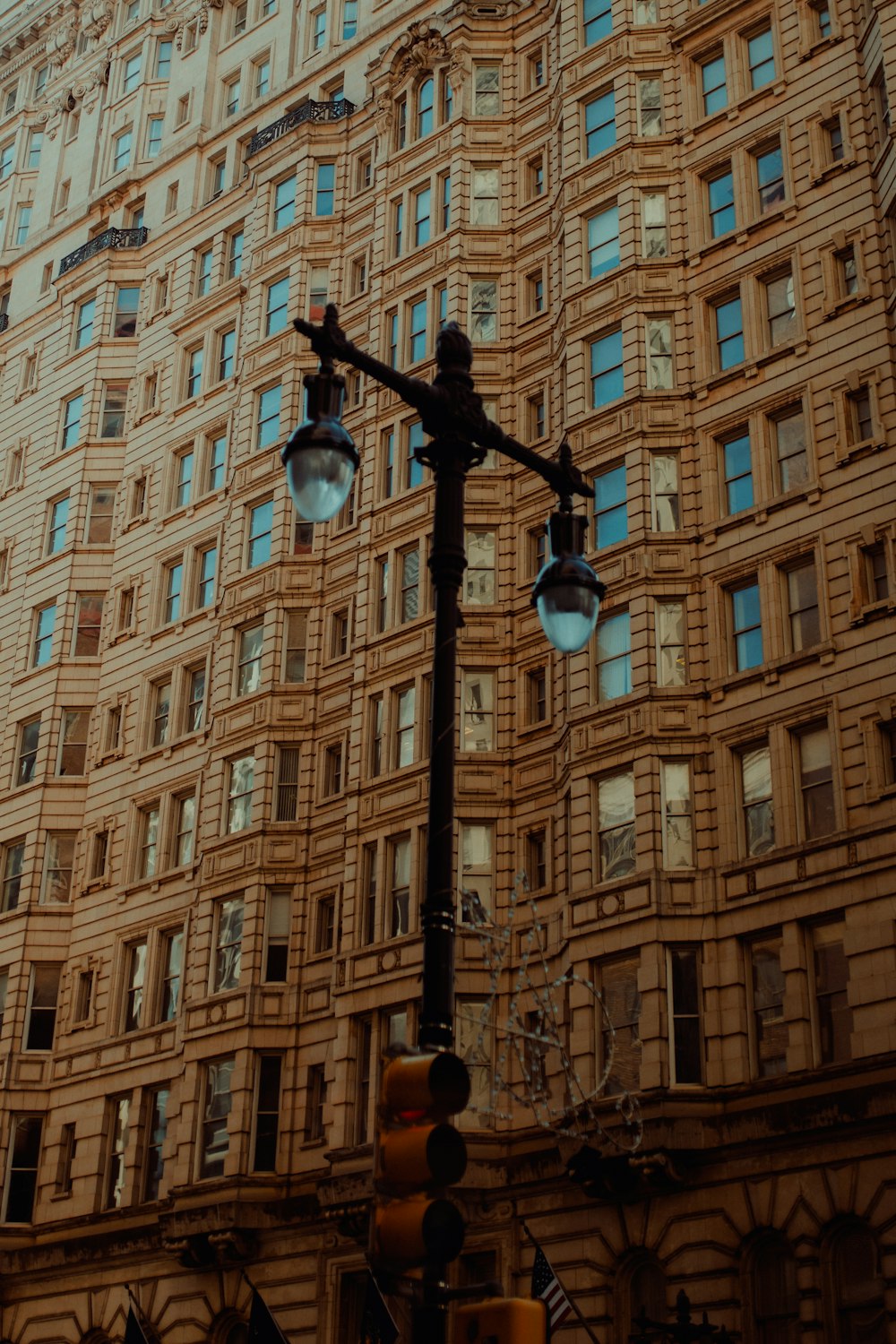 a traffic light in front of a building