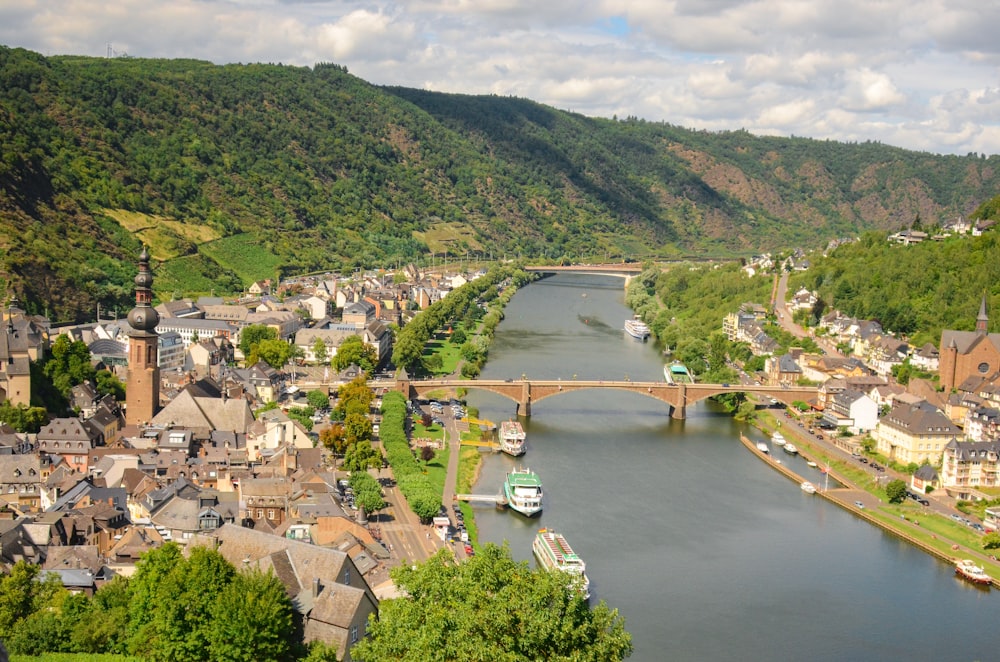 Ein Fluss mit einer Brücke und Booten