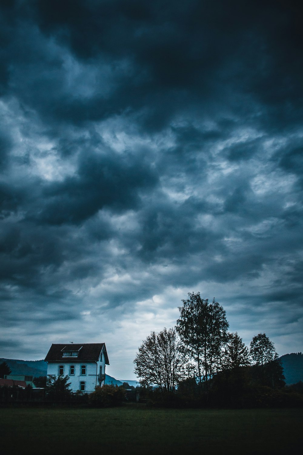 Ein Haus und einige Bäume