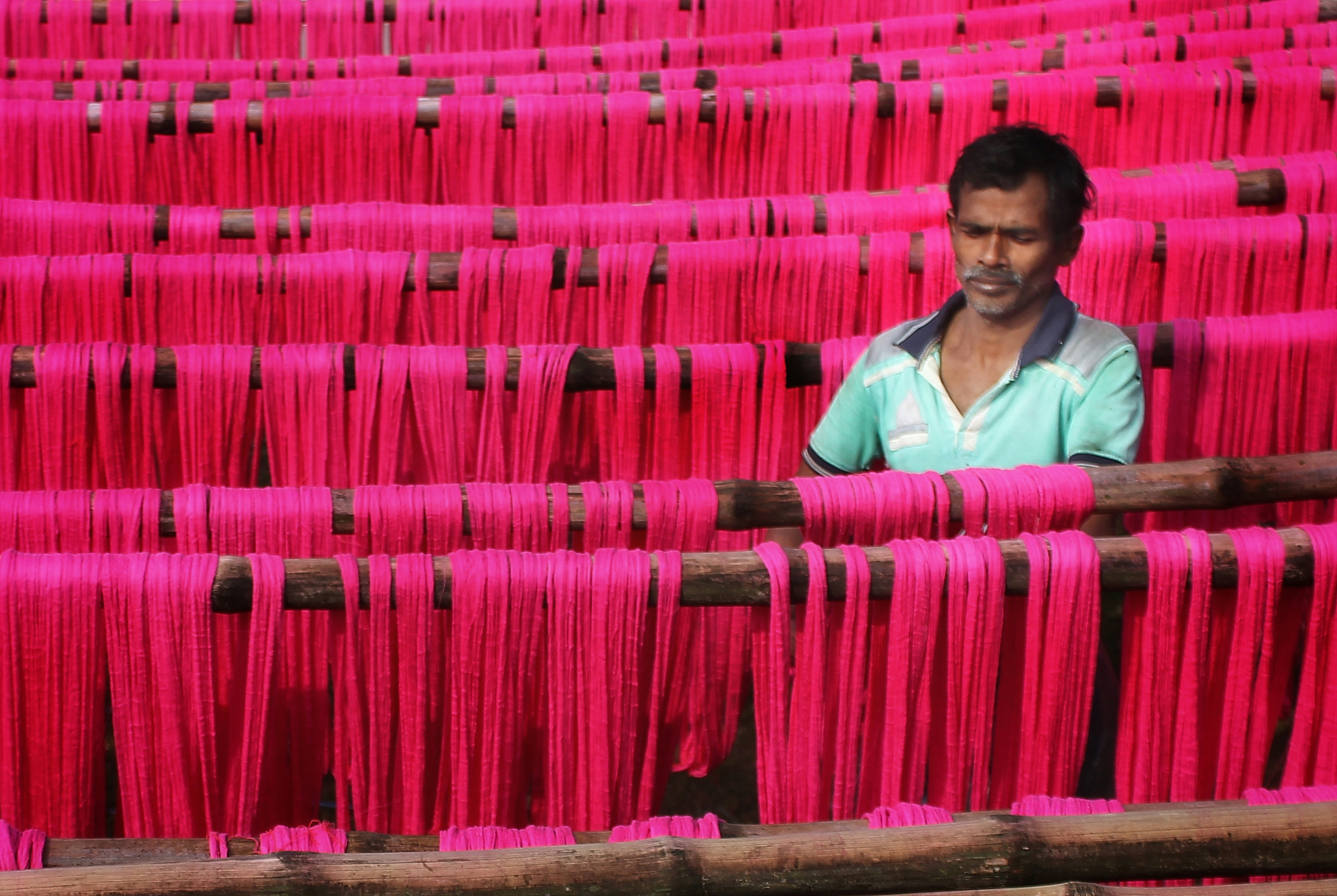 LPG Crisis Drives Thousands of Odia Workers Home from Gujarat Textile Hub