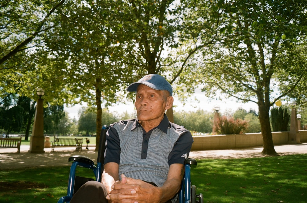 Ein Mann sitzt in einem Park