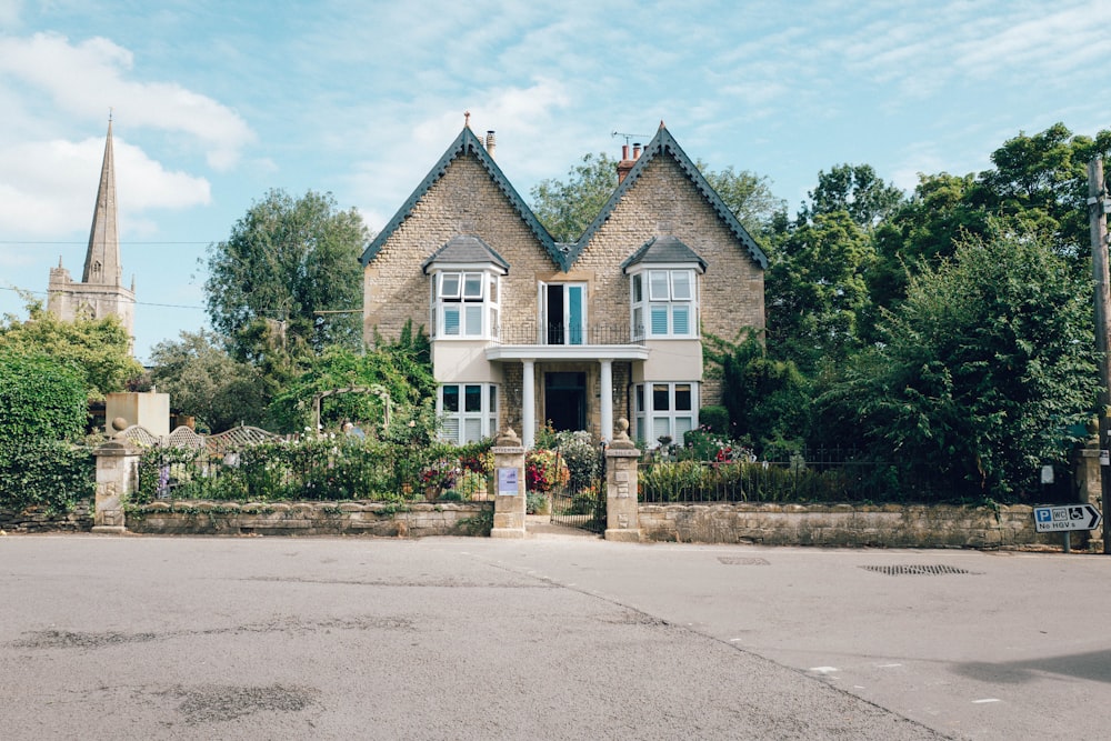 Une maison avec une tour en arrière-plan