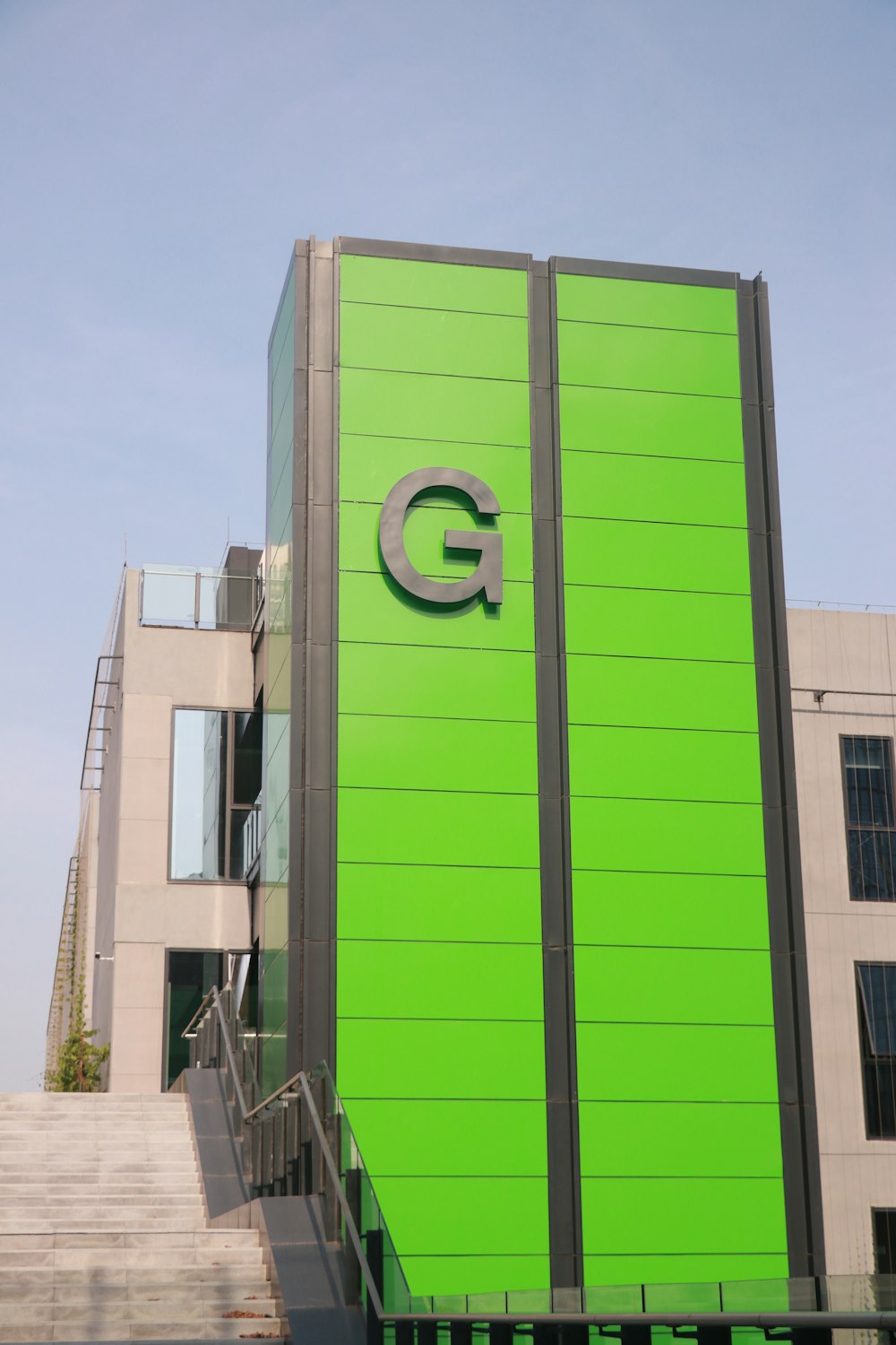 Un edificio con puerta verde