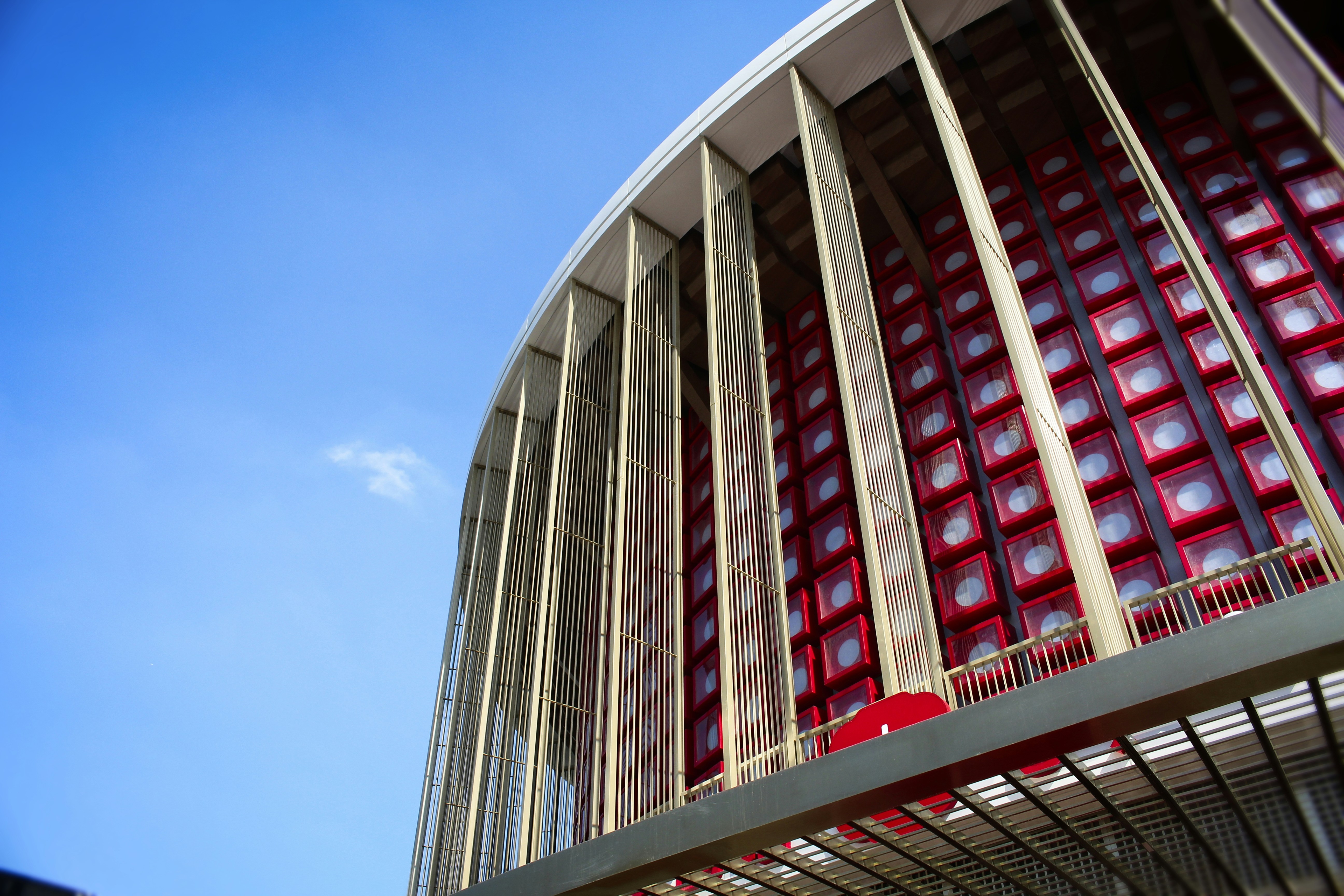 Un edificio con molte finestre