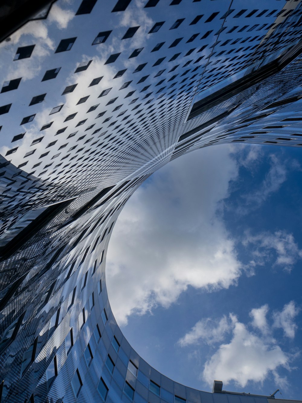 Un edificio con una gran ventana de cristal