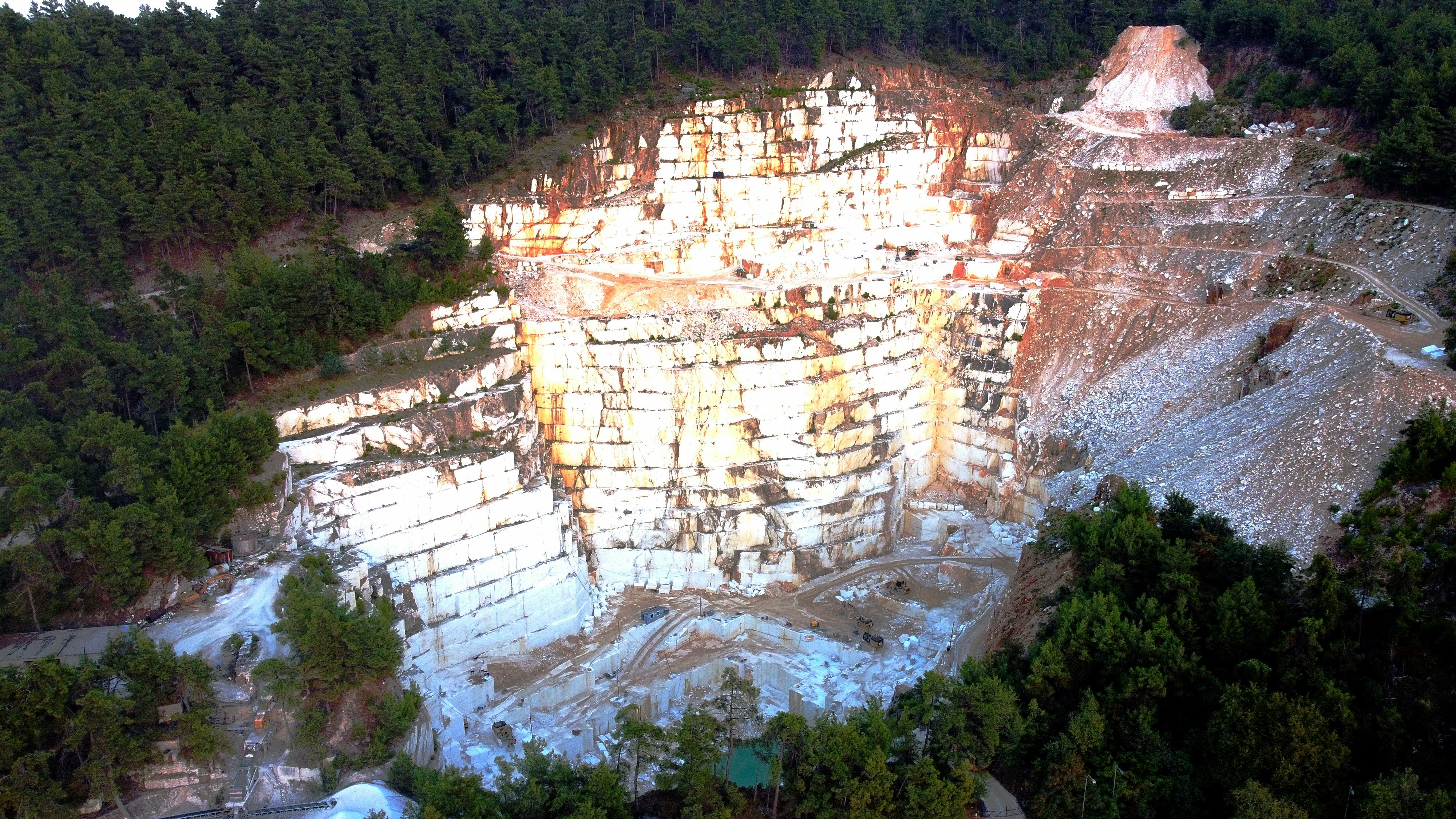 une grande cascade entourée d’arbres