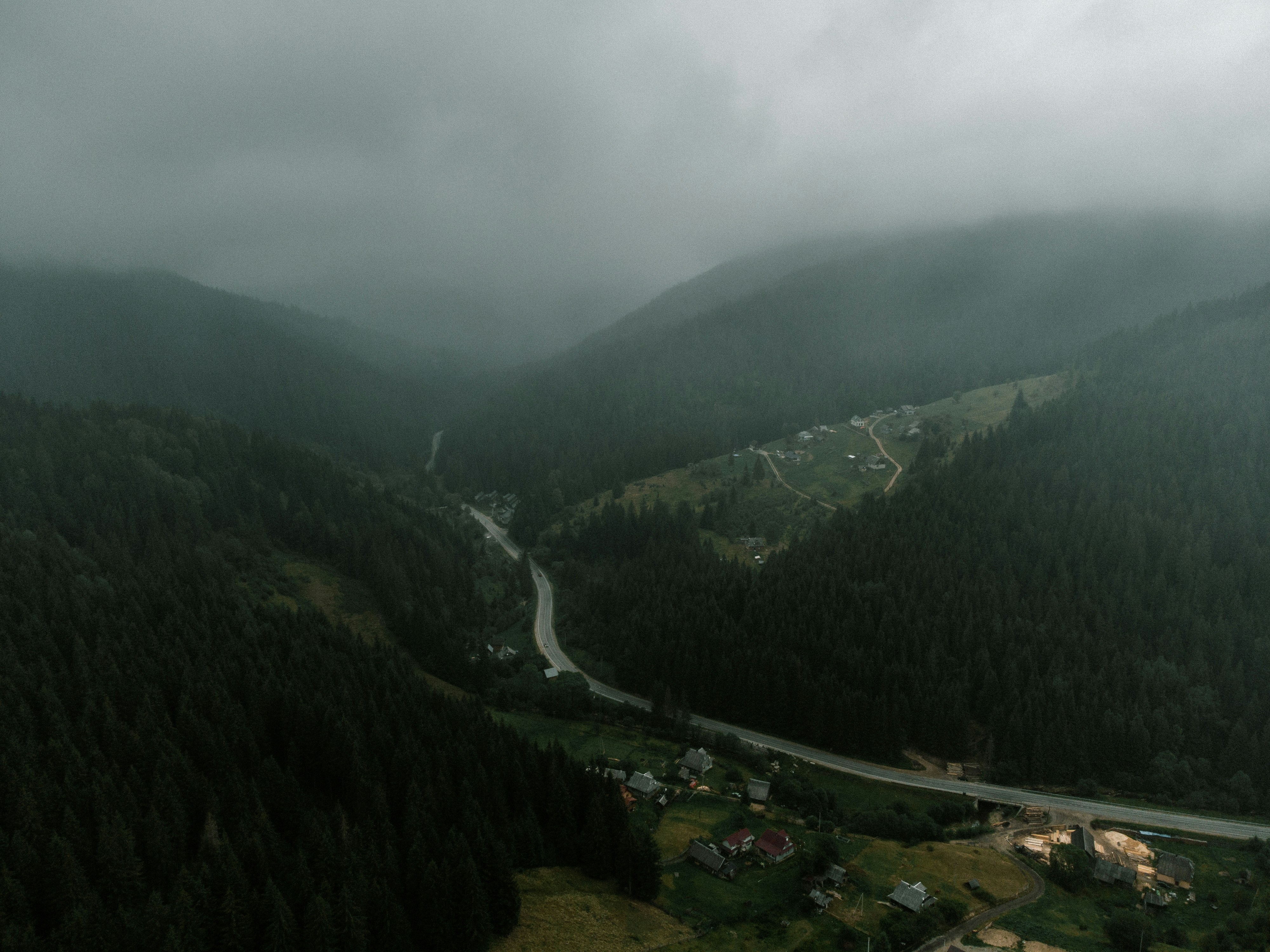 un río que atraviesa un valle