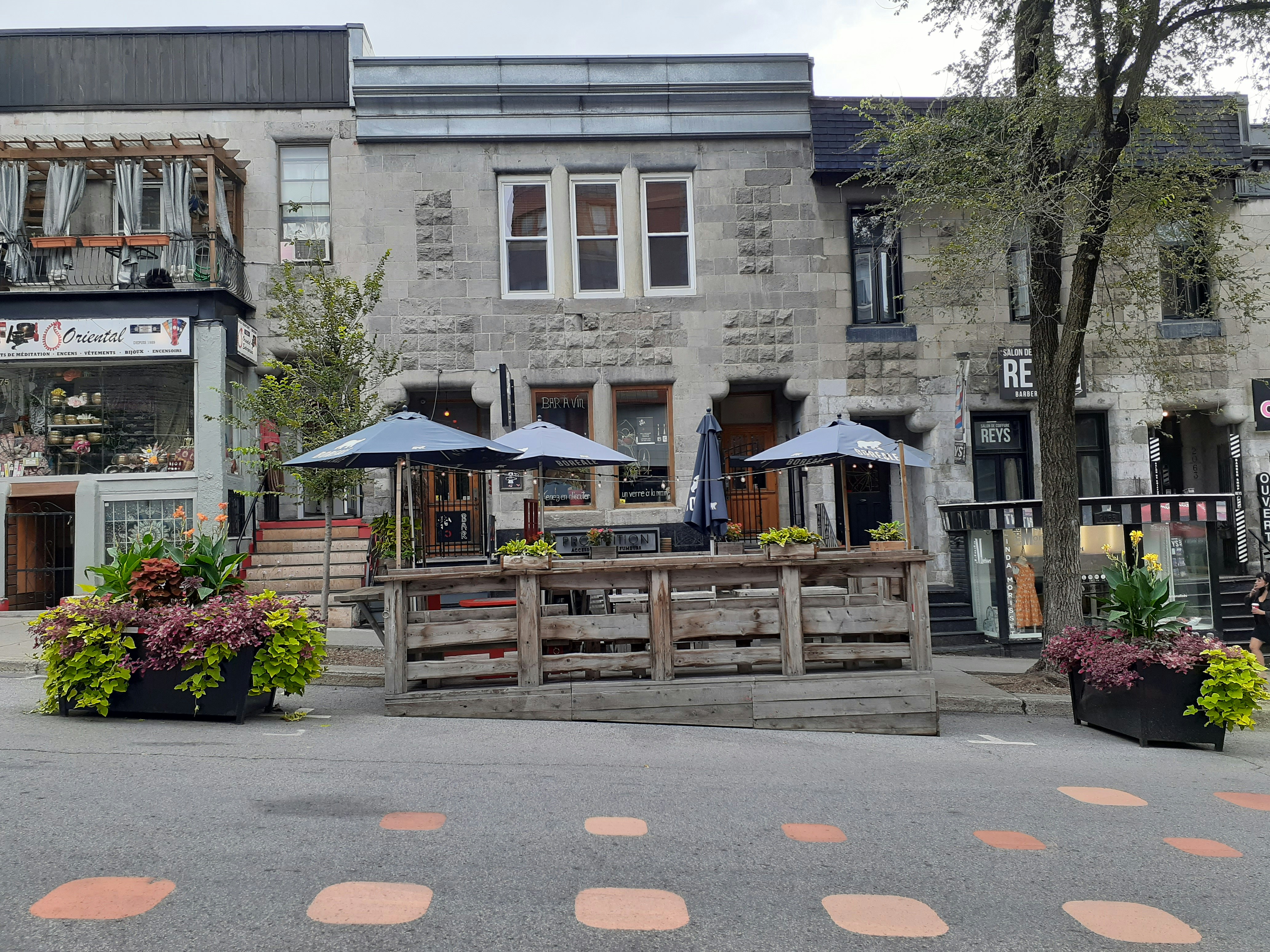 An outdoors coffee shop in Montreal, Canada