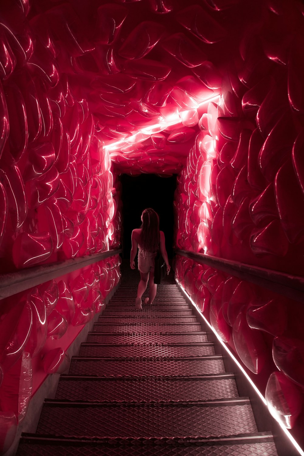 una persona in piedi in un tunnel