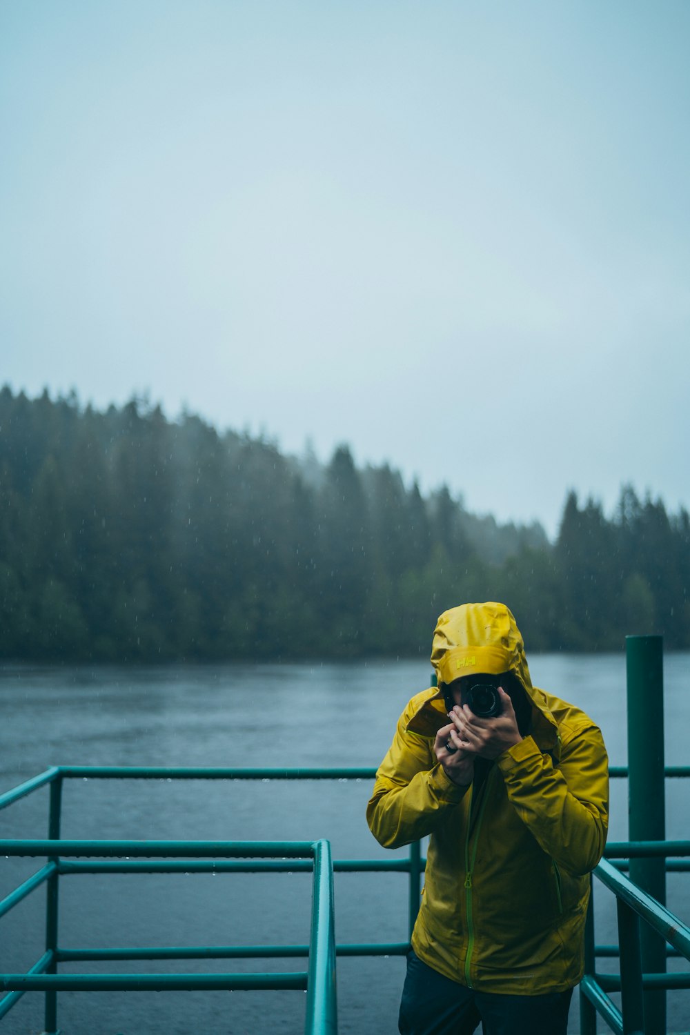 Eine Person, die ein Foto von einem See macht