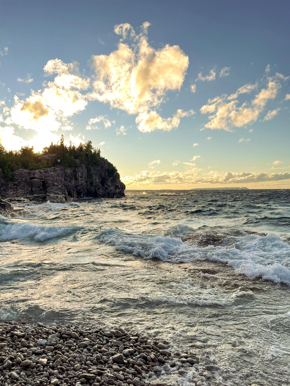 vagues s’écrasant sur une plage rocheuse