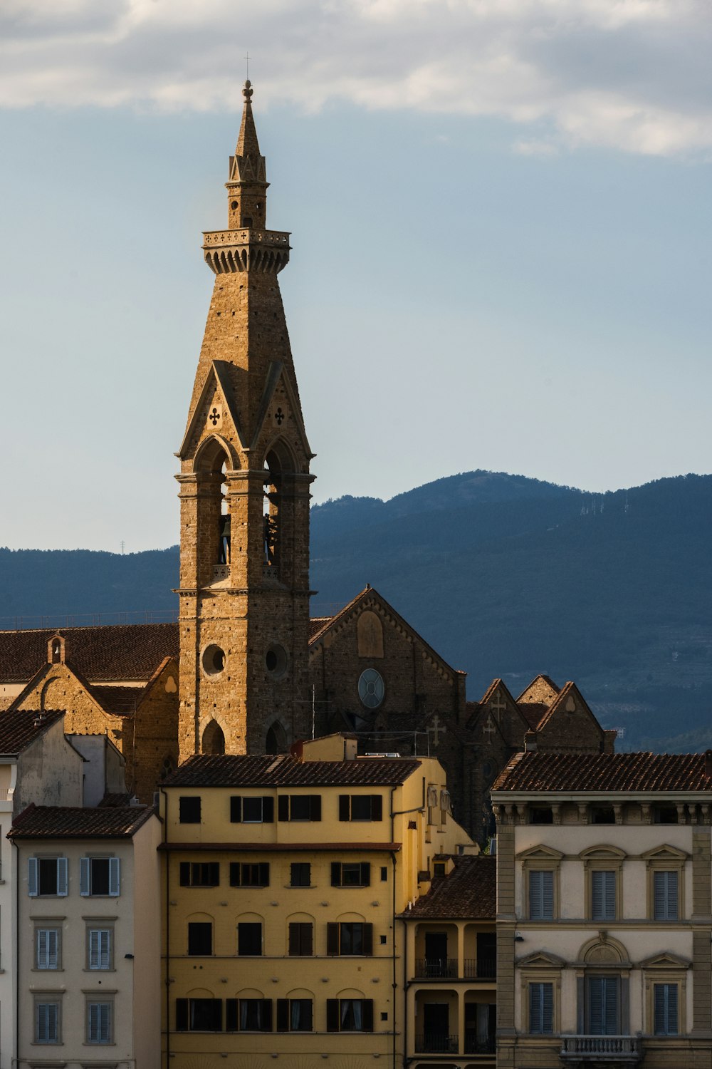 um edifício alto com uma torre do relógio