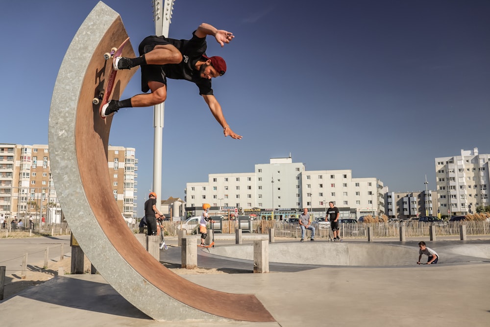 Un homme faisant un tour sur une planche à roulettes