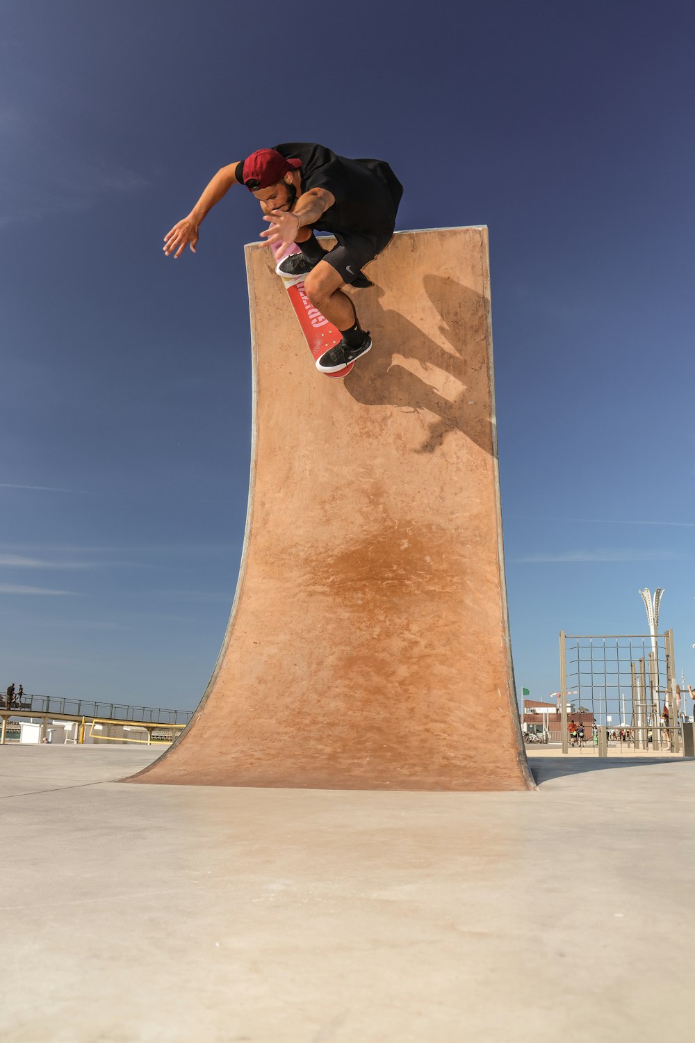um homem pulando em um skate