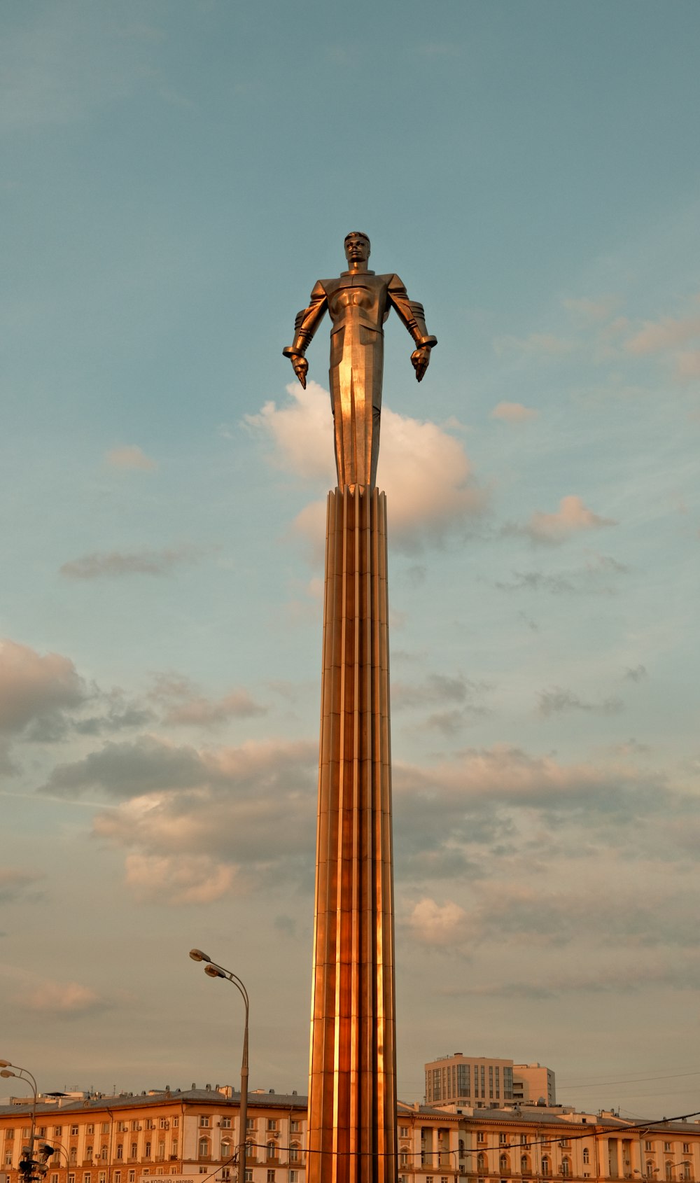 eine Statue einer Person, die eine Fackel hält